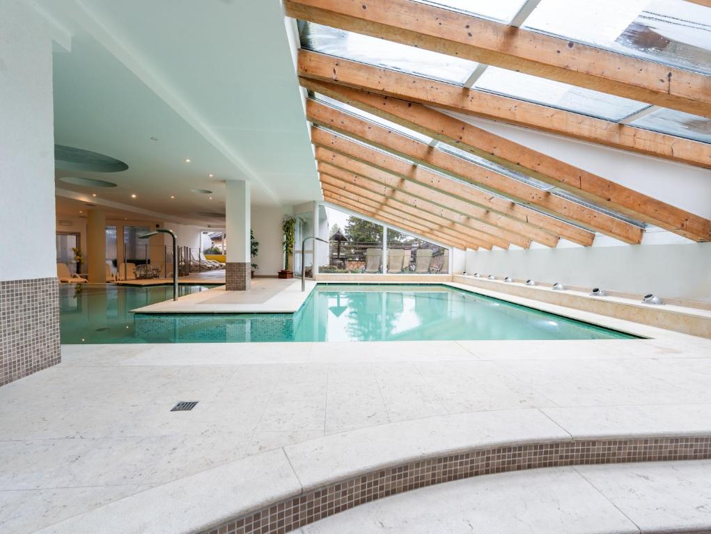 Bazén v ubytování Alpine Mugon Hotel nebo v jeho okolí