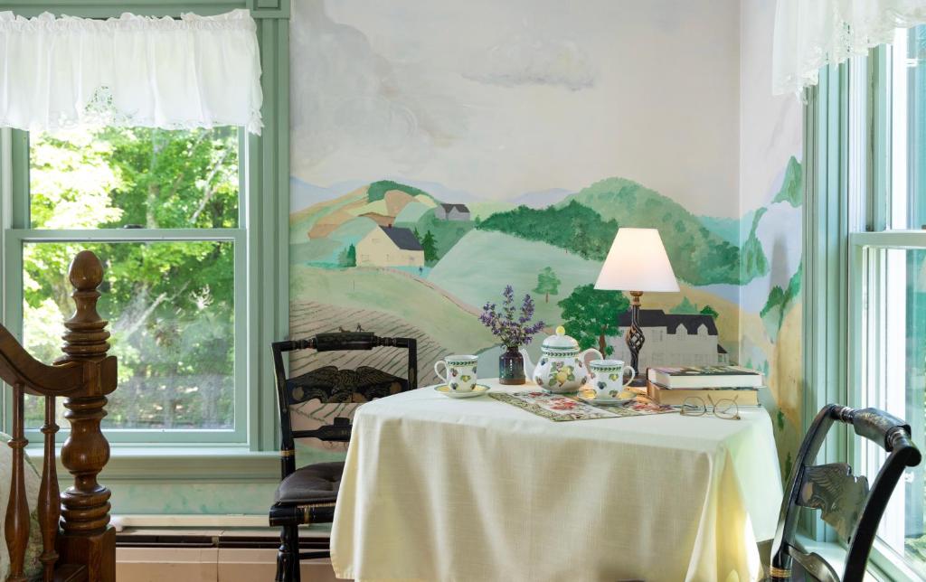 Maguire House Bed and Breakfast - Deluxe Queen Room