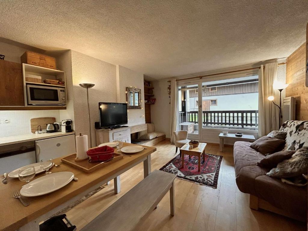 Gallery image of Studio cabine à Méribel, 4 personnes, terrasse sud, parking privé, casier à skis, lave-linge - FR-1-180-210 in Méribel