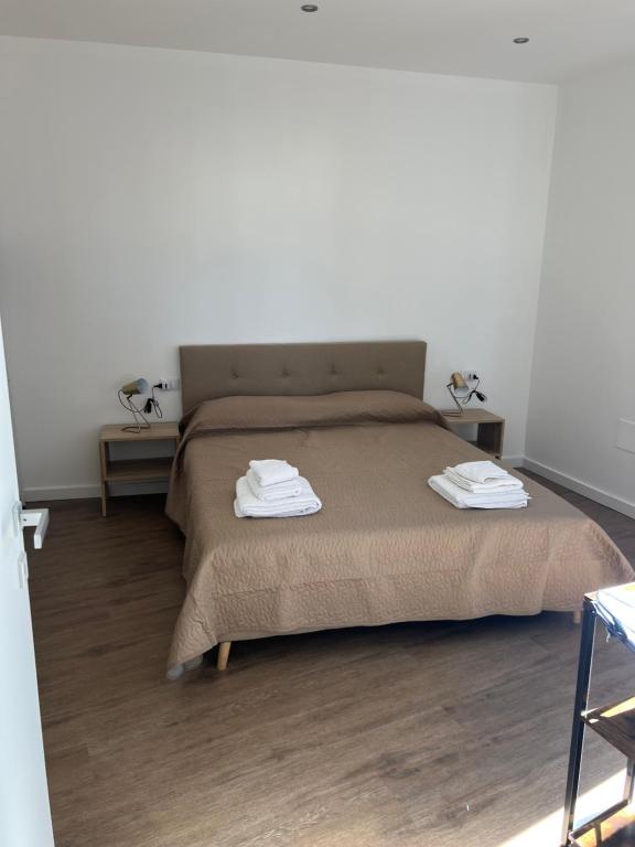une chambre avec un lit avec deux serviettes dessus dans l'établissement Scilia casa vacanza, à Palerme