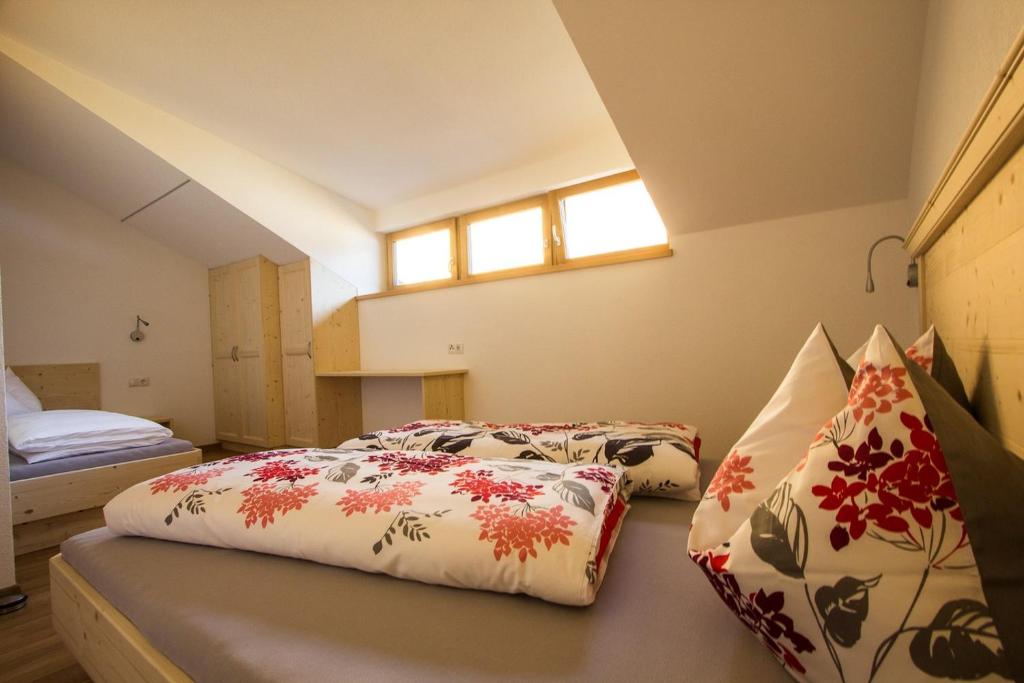 カディピエトラにあるMaurmairhofのベッドルーム1室(ベッド2台、窓付)