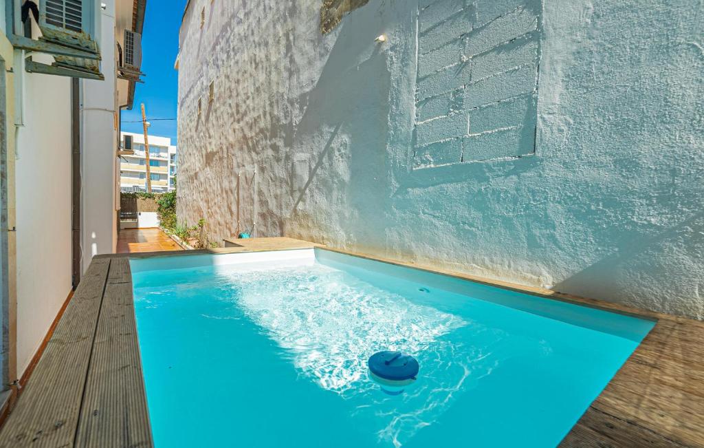 basen z niebieską wodą w budynku w obiekcie Cozy Home In Cala Ratjada With Wifi w Cala Ratjada