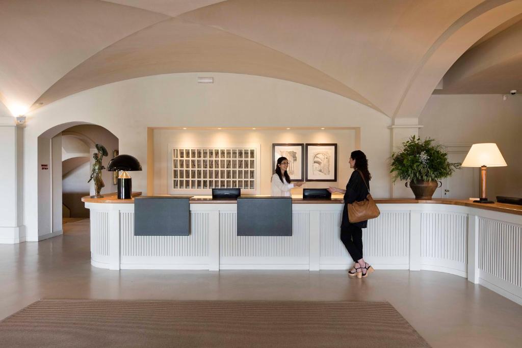 Lobby alebo recepcia v ubytovaní Hotel Peralada Wine Spa & Golf