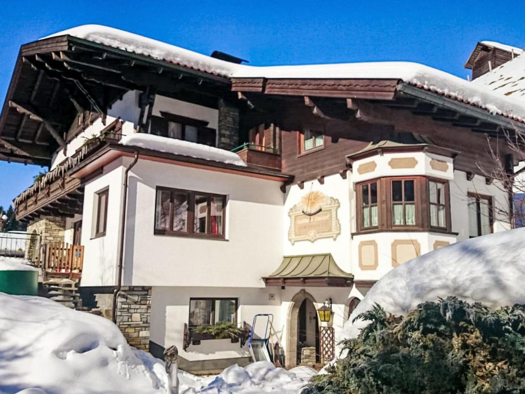 een huis bedekt met sneeuw voor de deur bij Apartment Tirol by Interhome in Wagrain