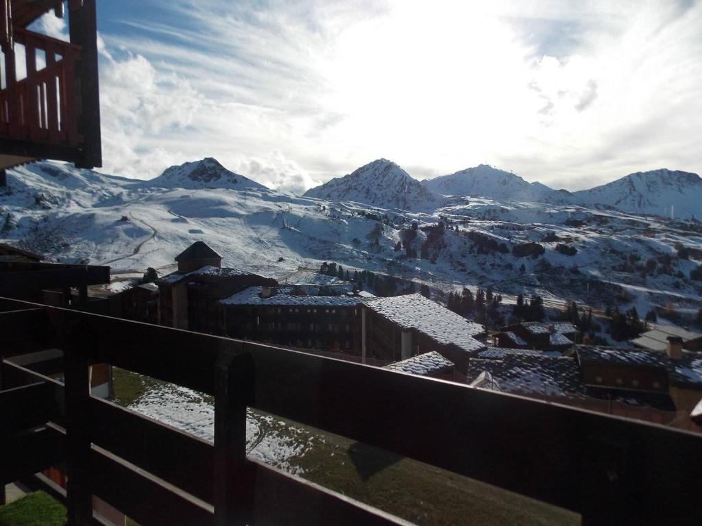 - une vue sur une ville avec des montagnes enneigées dans l'établissement Charmant appart. skis aux pieds à Belle Plagne - FR-1-351-60, à Belle Plagne
