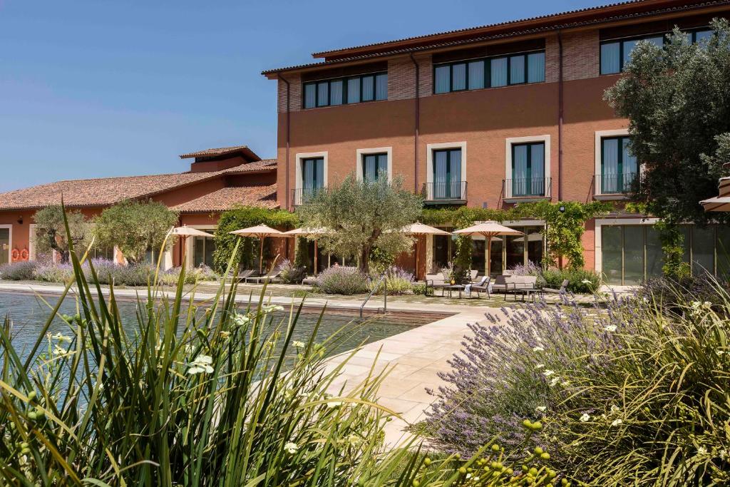 Vonkajšia záhrada v ubytovaní Hotel Peralada Wine Spa & Golf