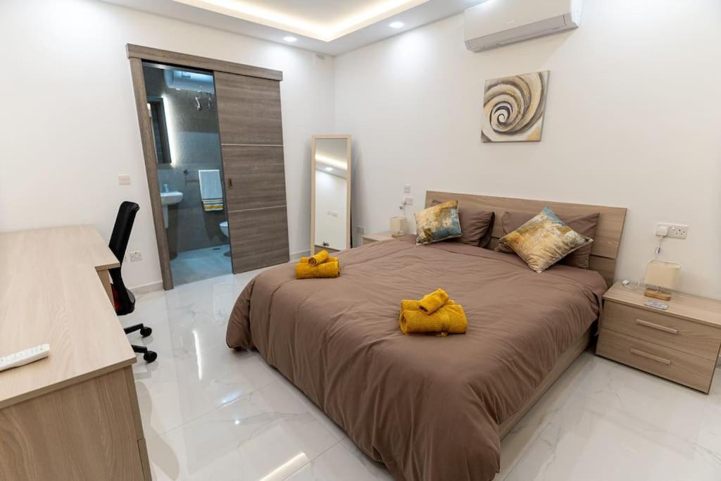 Postel nebo postele na pokoji v ubytování Luxury 3BR in Marsascala with Balcony & Private Yard