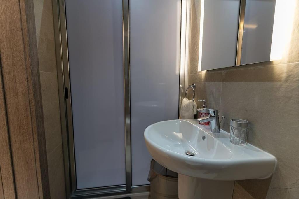 Koupelna v ubytování Luxury 3BR in Marsascala with Balcony & Private Yard