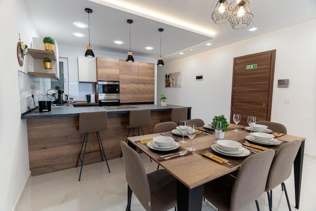 Kuchyň nebo kuchyňský kout v ubytování Luxury 3BR in Marsascala with Balcony & Private Yard