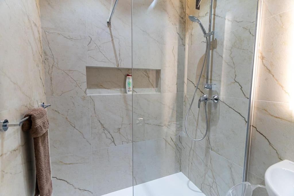 Koupelna v ubytování Luxury 3BR in Marsascala with Balcony & Private Yard