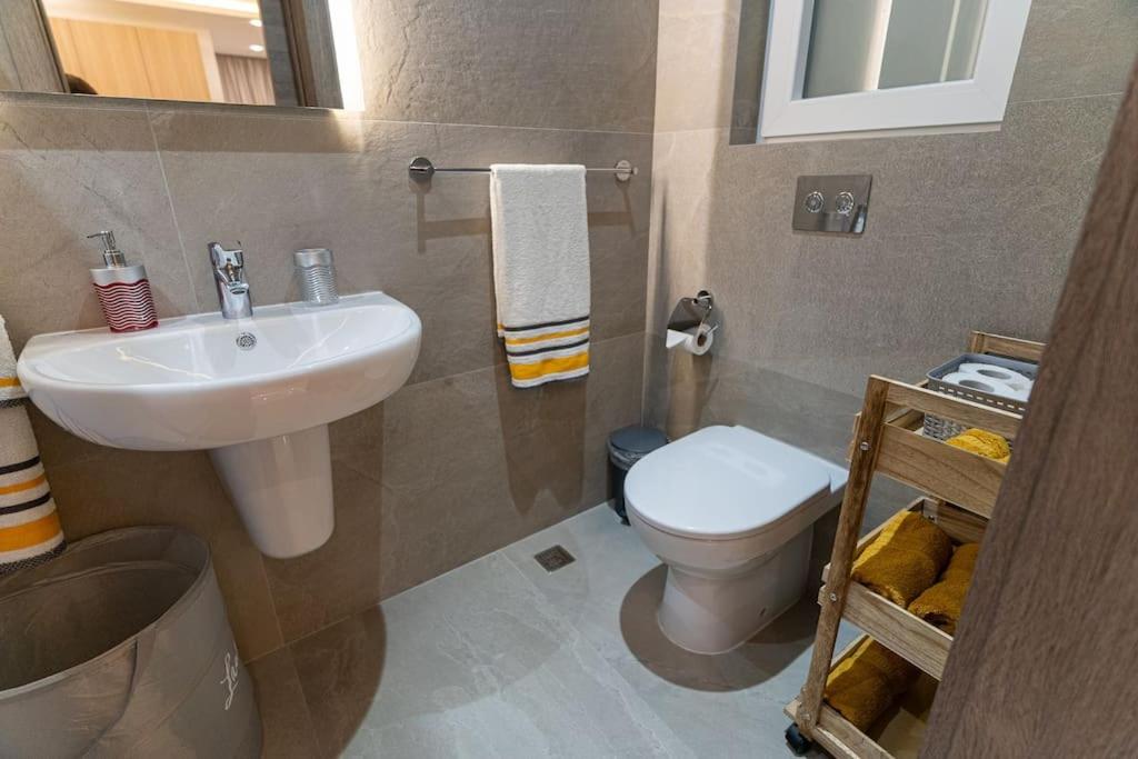 Koupelna v ubytování Luxury 3BR in Marsascala with Balcony & Private Yard