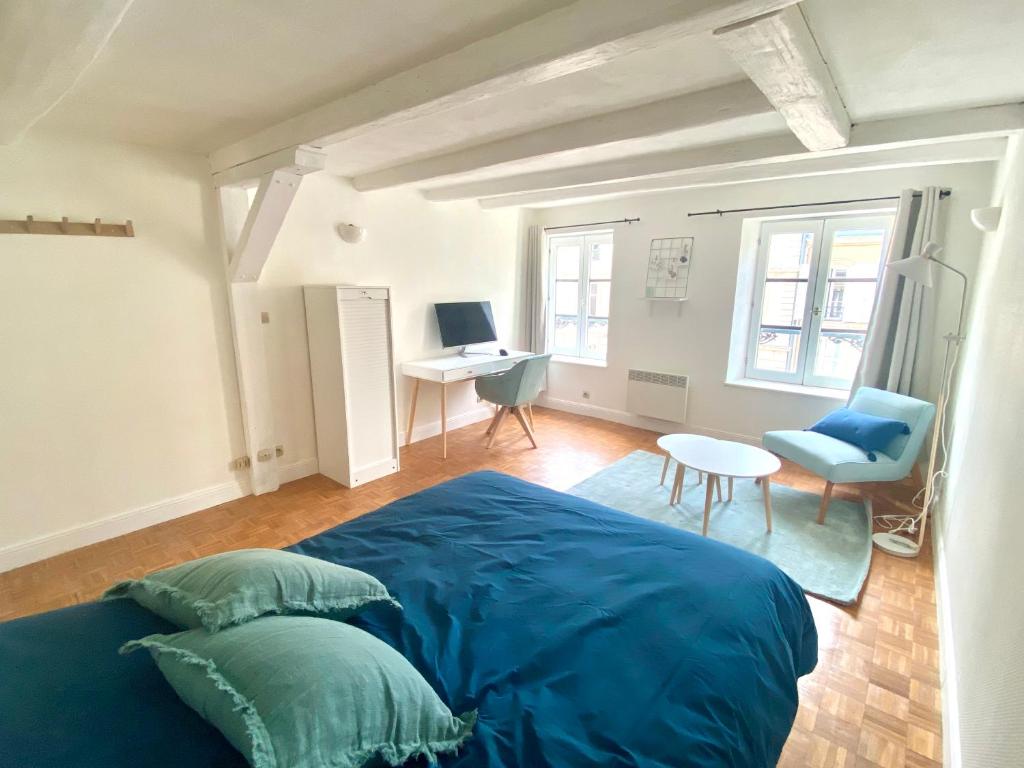 - une chambre avec un lit bleu et un bureau dans l'établissement La chambre de Marie, à Nancy