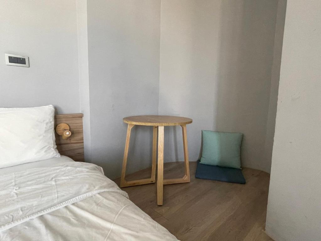 Postel nebo postele na pokoji v ubytování Timeline cafe studio