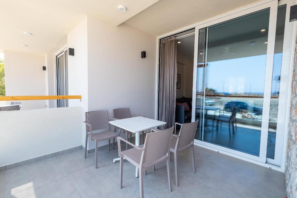 Meli apartments Paleochora的阳台或露台