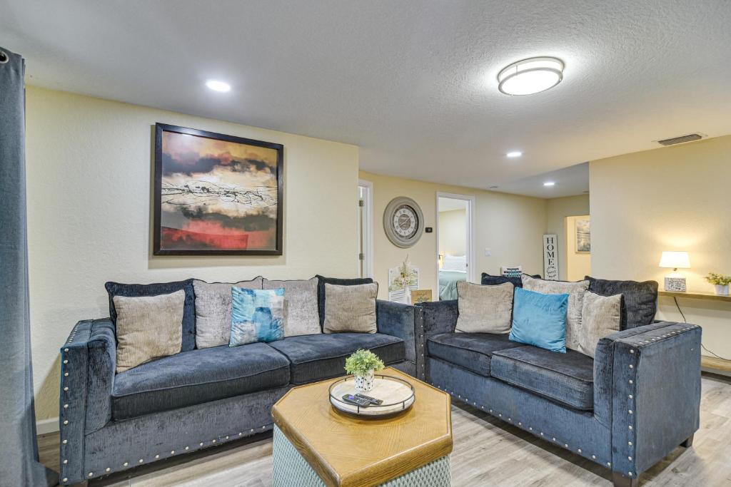 坦帕Tropical Tampa Home Pets Welcome!的有两张沙发和一张桌子的客厅