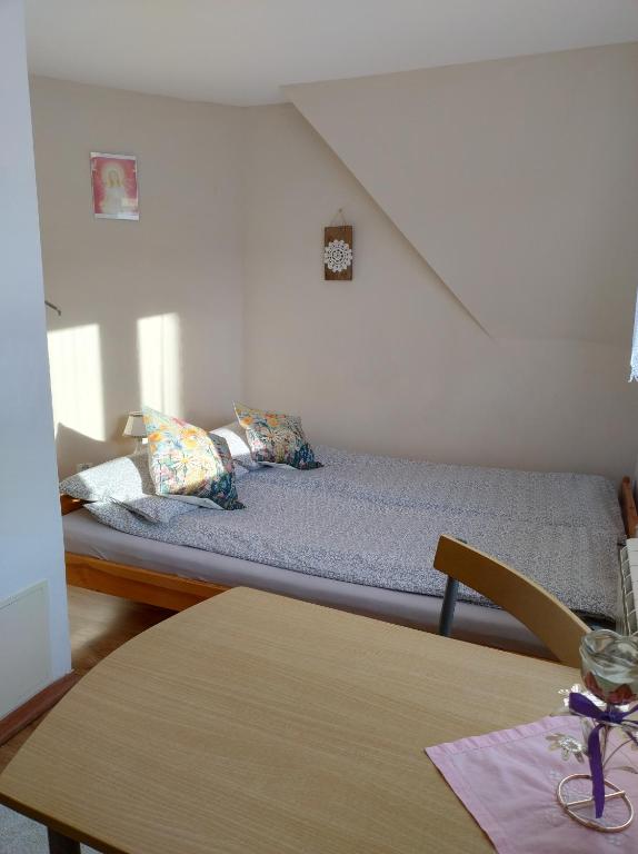 Postel nebo postele na pokoji v ubytování Dom Słoneczko pokoje do wynajęcia w Białowieży
