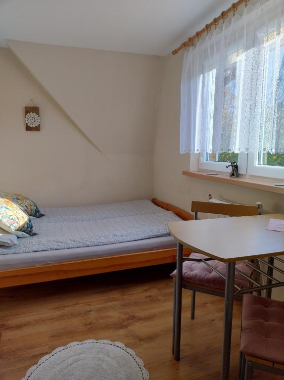 Postel nebo postele na pokoji v ubytování Dom Słoneczko pokoje do wynajęcia w Białowieży