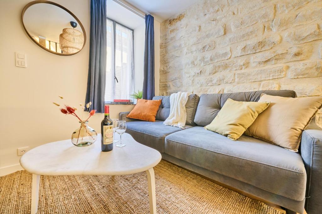 salon z niebieską kanapą i stołem w obiekcie Duplex High Standing 7'➤Fontainebleau⎮45'➤Paris + Terrace w mieście Veneux-les-Sablons