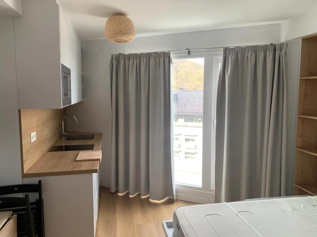 Kuchnia lub aneks kuchenny w obiekcie Apartamento Plaza Pradollano 2
