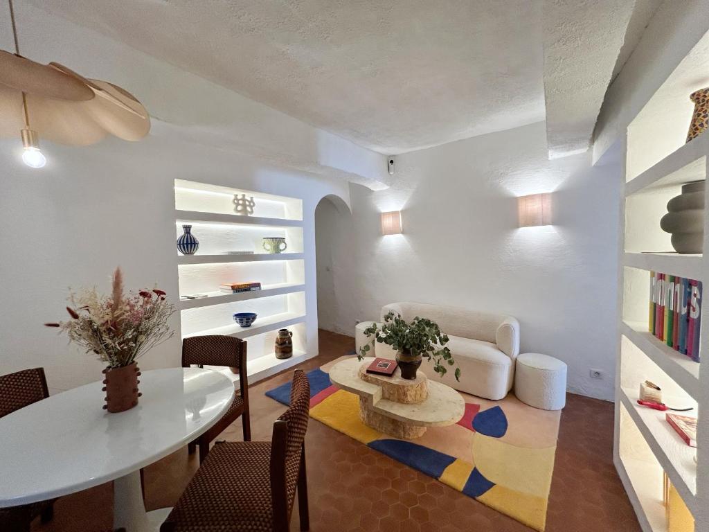 - un salon avec une table blanche et un canapé blanc dans l'établissement Le Suquet - Charming apartment, à Cannes