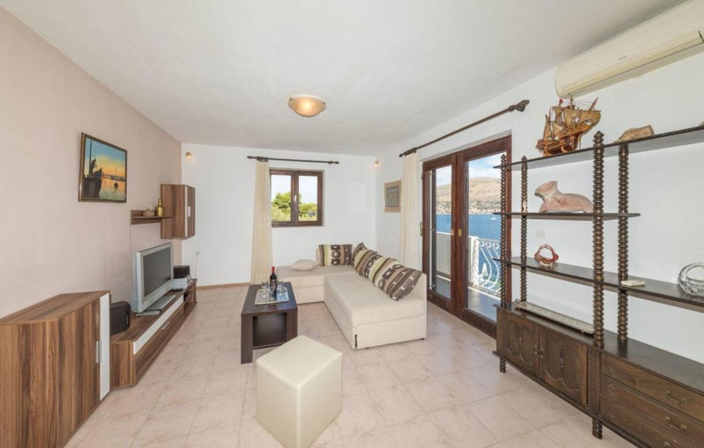Telewizja i/lub zestaw kina domowego w obiekcie House Jelka