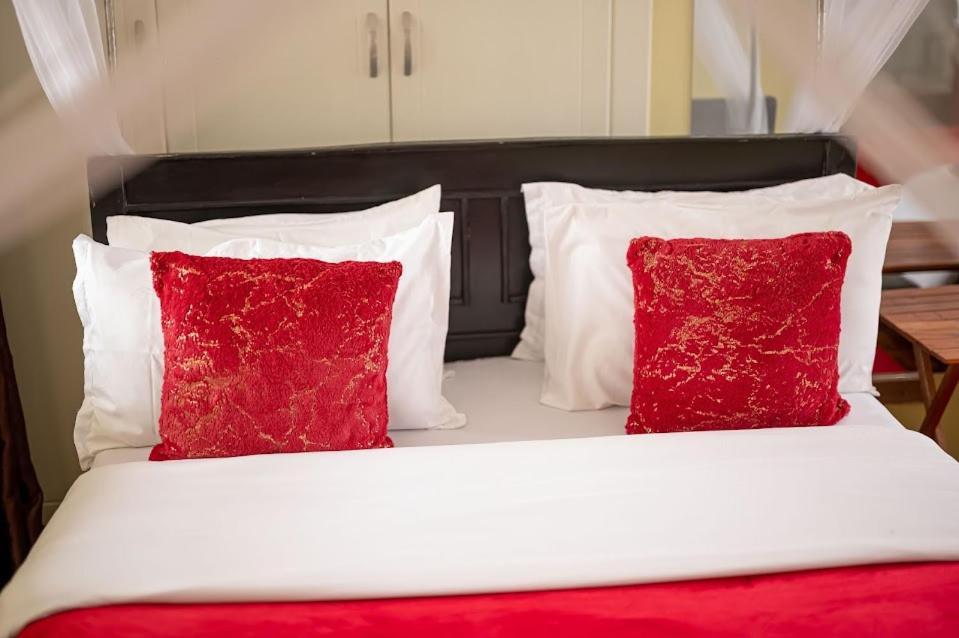 Una cama o camas en una habitación de Teresita Home JKIA