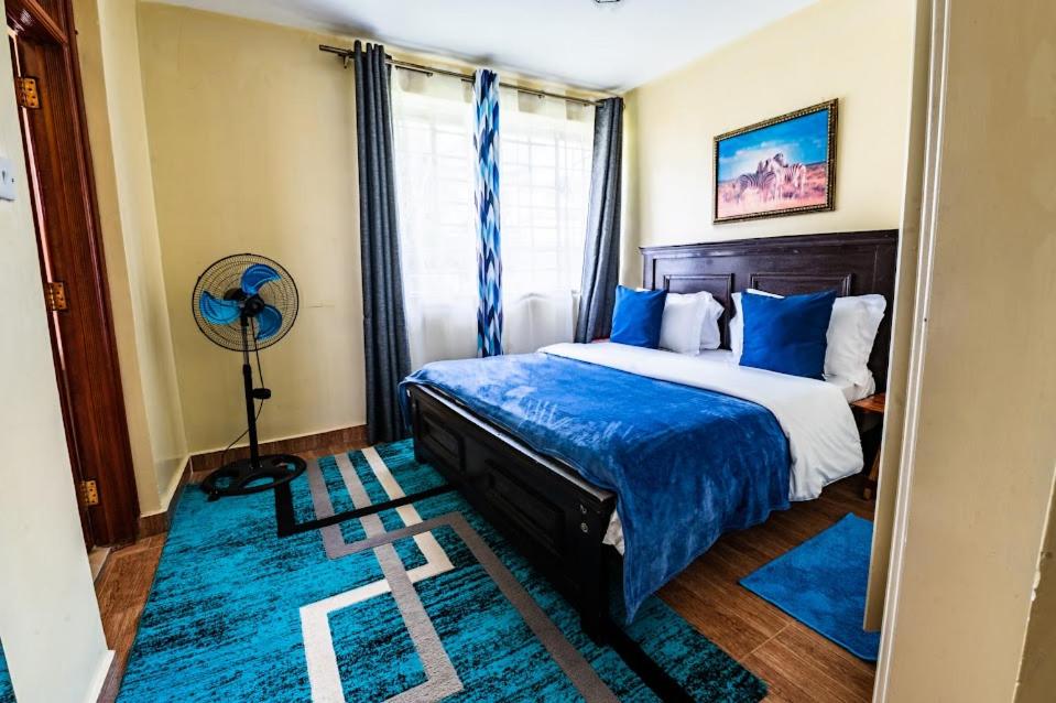 Una cama o camas en una habitación de Teresita Home JKIA