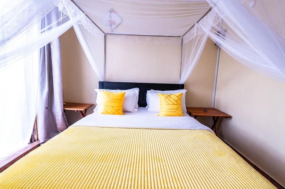 Una cama o camas en una habitación de Teresita Home JKIA
