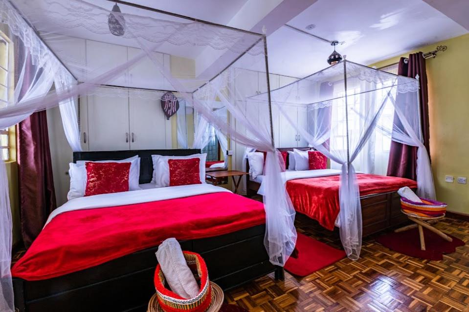 Una cama o camas en una habitación de Teresita Home JKIA