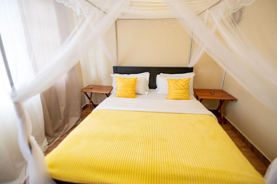 Una cama o camas en una habitación de Teresita Home JKIA