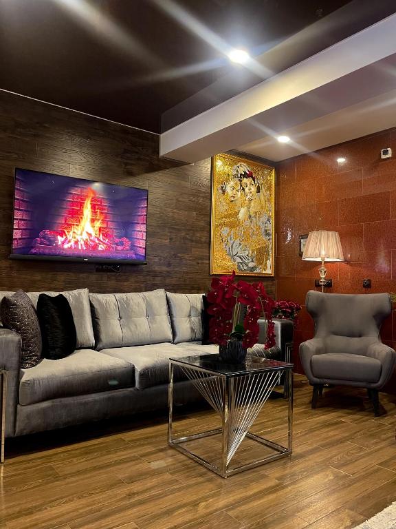un soggiorno con un divano e una TV di Hotel King David Bakuriani a Bakuriani