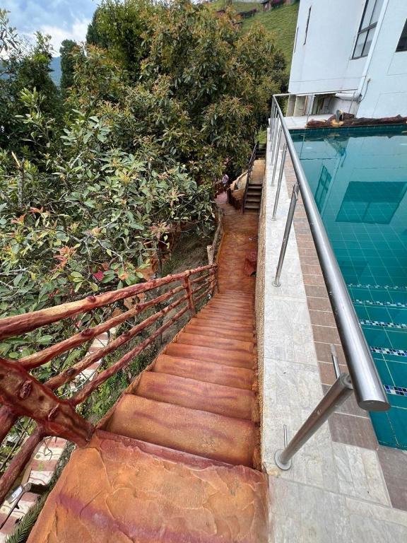 Bazén v ubytování Hotel Golden Hills Manizales nebo v jeho okolí