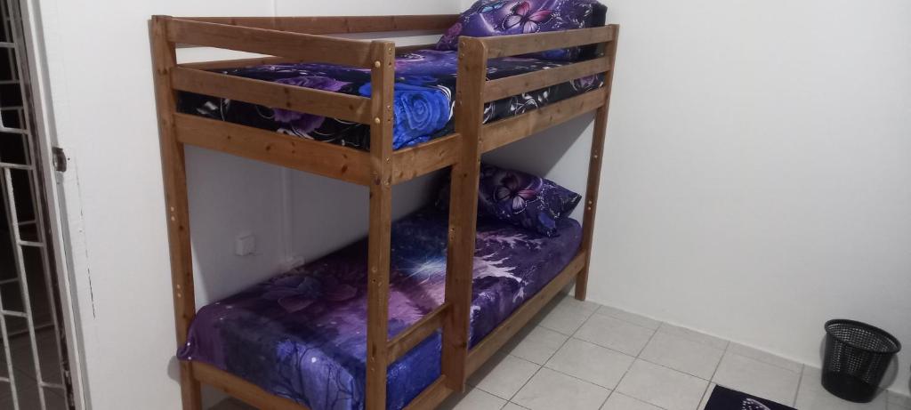 Palanda nebo palandy na pokoji v ubytování Holiday rooms in St Thomas Jamaica