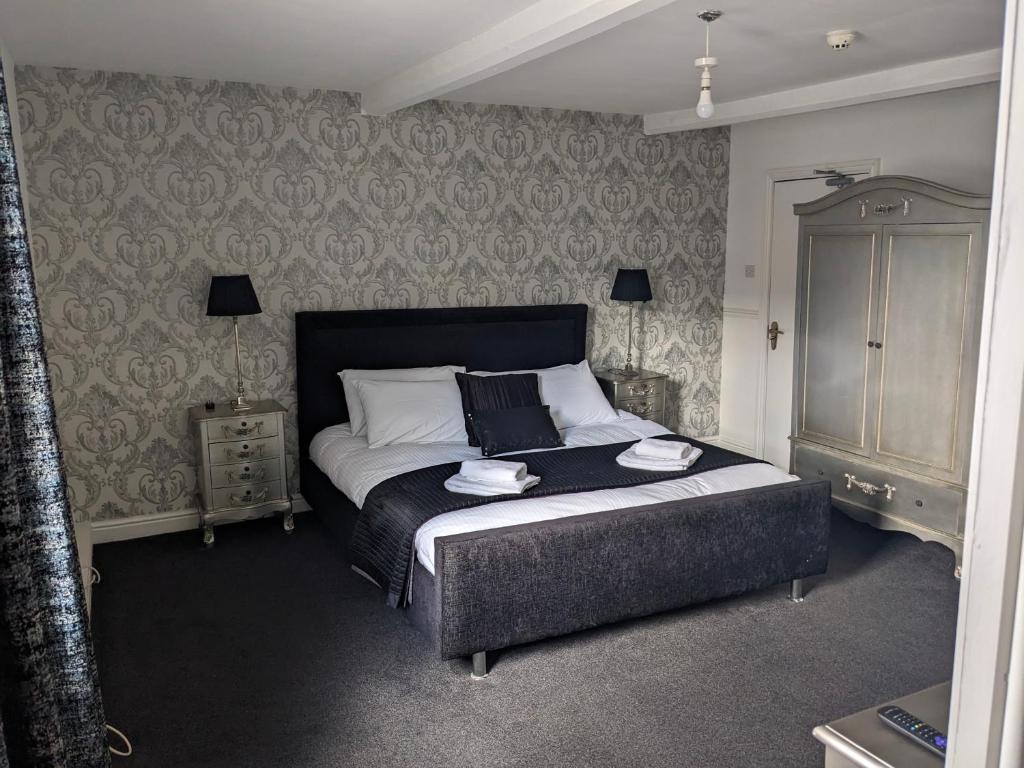 ein Schlafzimmer mit einem Bett, auf dem zwei Handtücher liegen in der Unterkunft The Lobster Pots - Bawtry in Bawtry