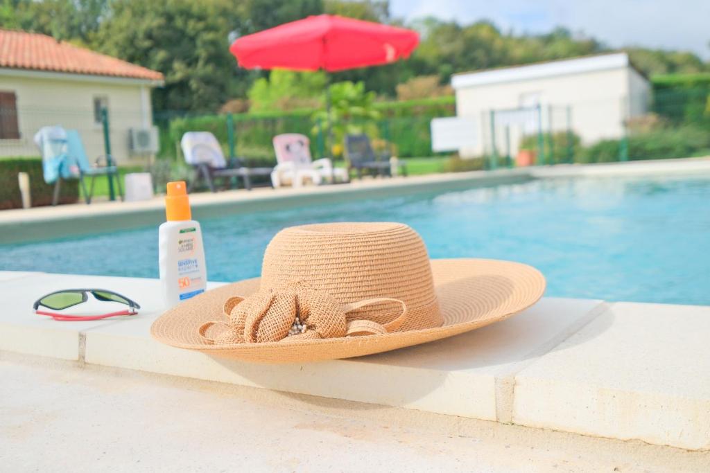 - un chapeau de paille près de la piscine dans l'établissement Le Baradis avec Piscine et Clim, à Savignac-les-Églises