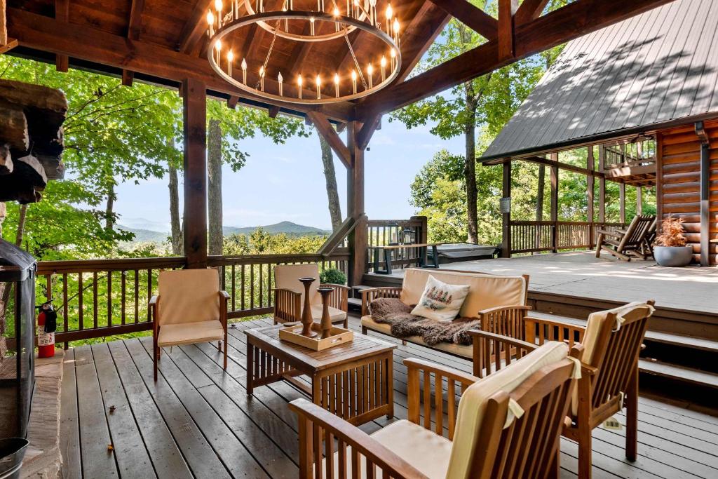 Χώρος καθιστικού στο 30 percent off thru July 5 Insane Views Hot Tub Game Room