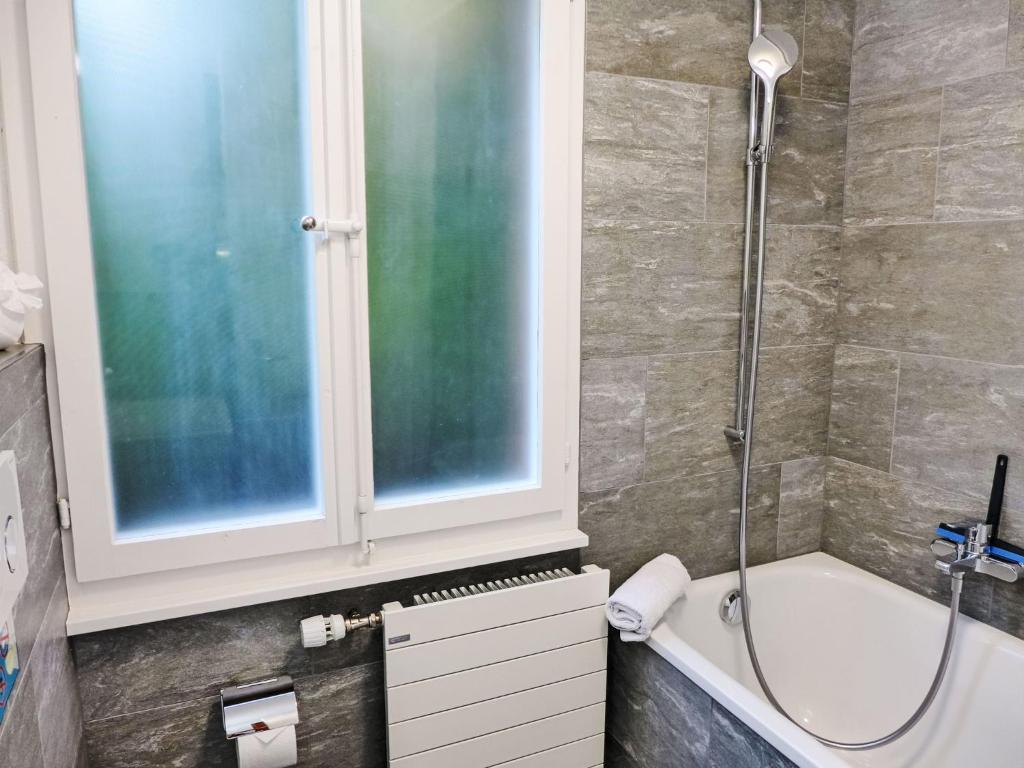حمام في Apartment Chalet Colette-2 by Interhome