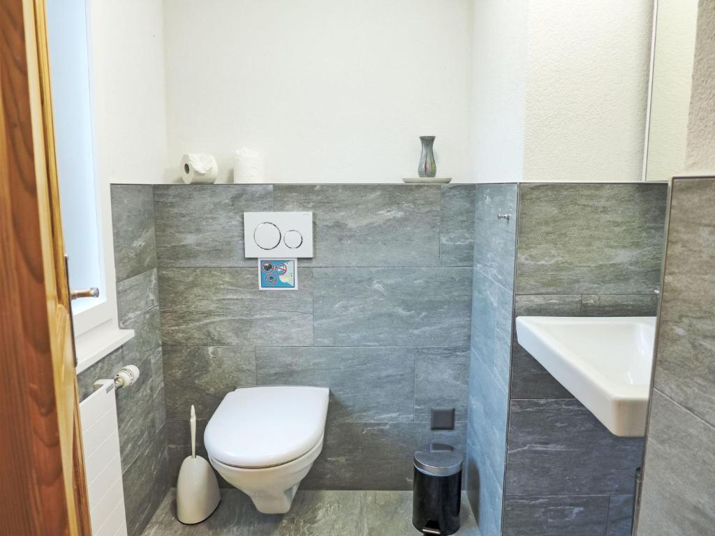 حمام في Apartment Chalet Colette-2 by Interhome