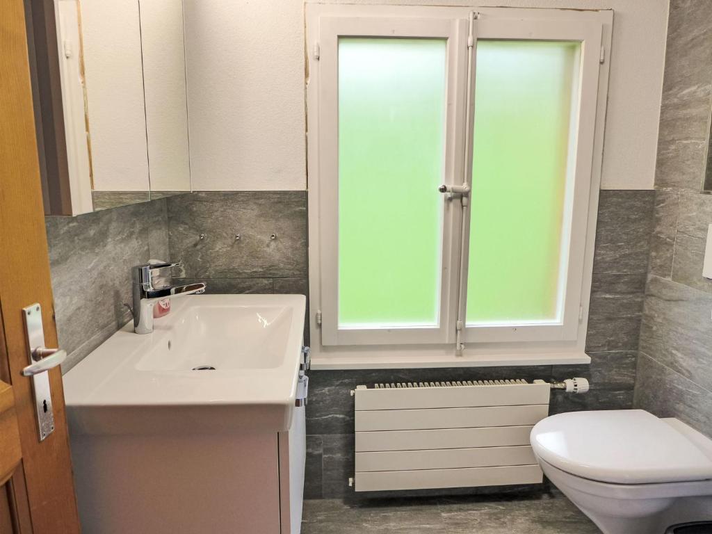 حمام في Apartment Chalet Colette-2 by Interhome