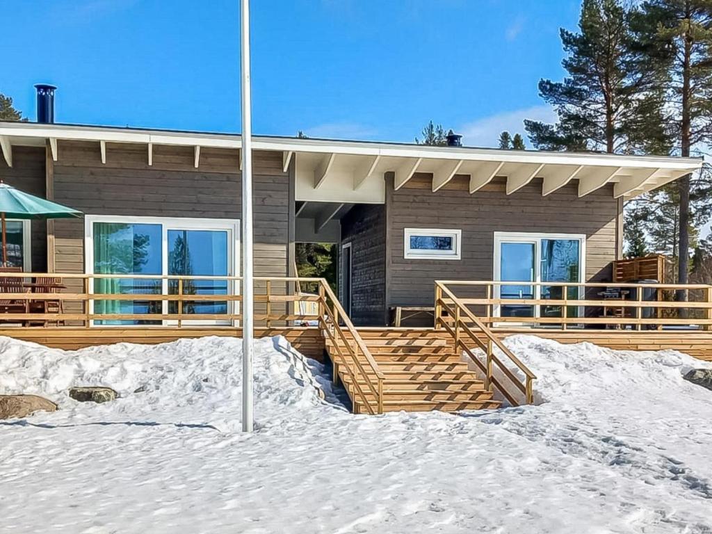 une maison sur la plage avec de la neige devant dans l'établissement Holiday Home Merikataja by Interhome, à Kemi