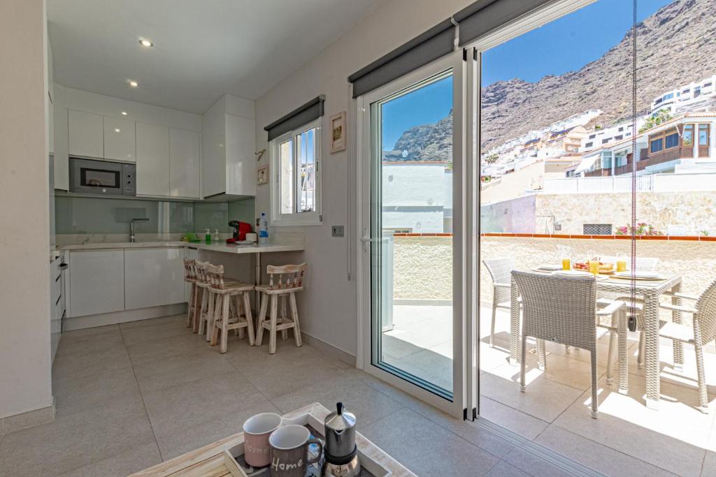 cocina y comedor con vistas al océano en Central Los Gigantes Florida By Dreamhomestenerife, en Acantilado de los Gigantes