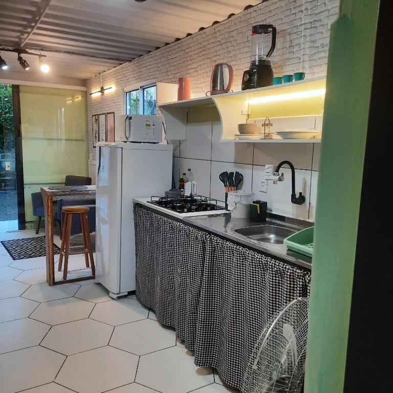 Kuchyň nebo kuchyňský kout v ubytování Apartamento Container com pátio, vaga para carro e Split