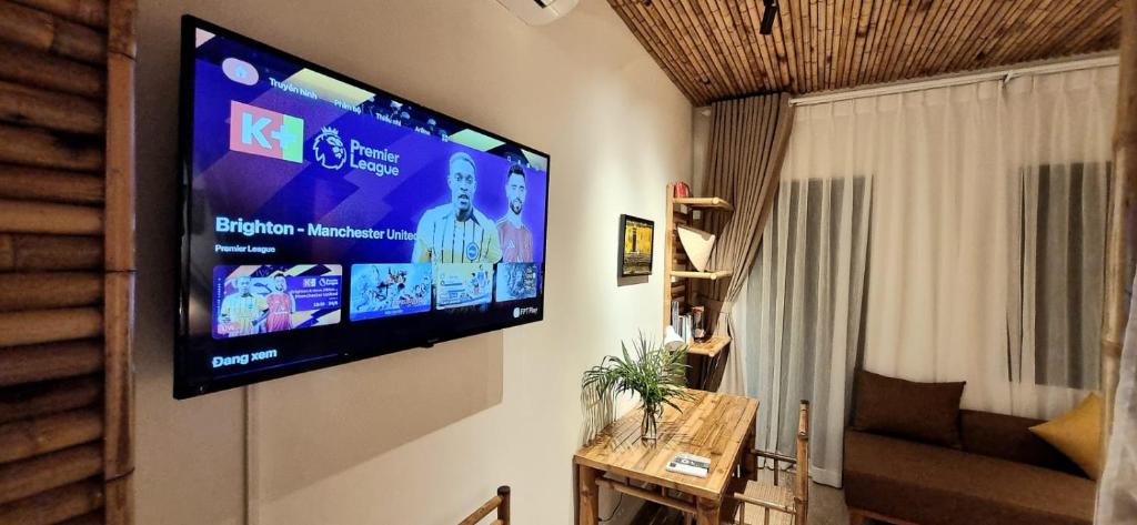 TV a/nebo společenská místnost v ubytování Song Anh Indochina Studios Nguyen Thai Binh