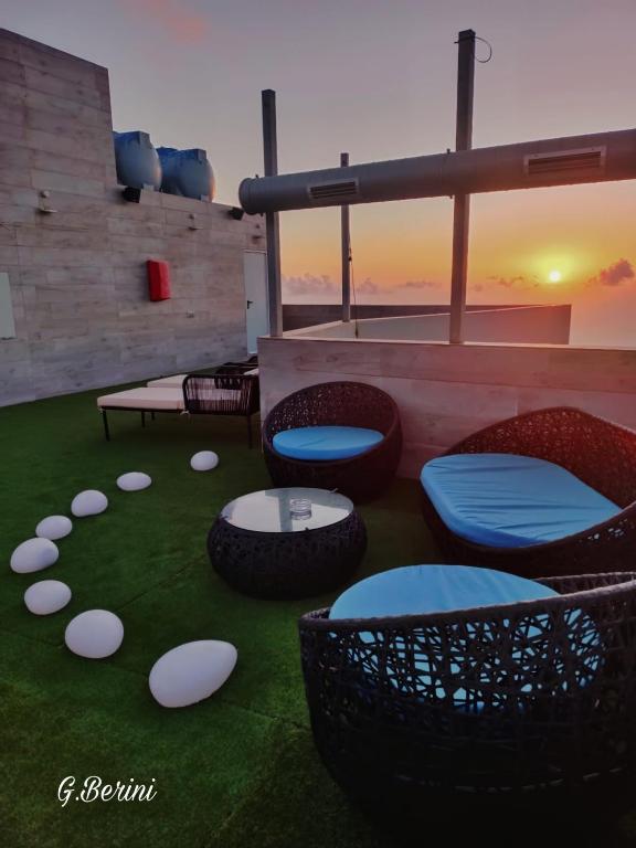 Východ nebo západ slunce při pohledu z hotelu nebo okolí