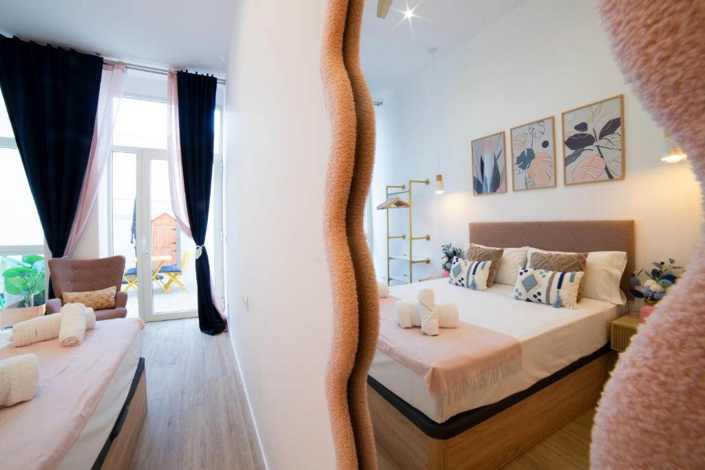 Una cama o camas en una habitación de Color & Design next to Russafa SOHO