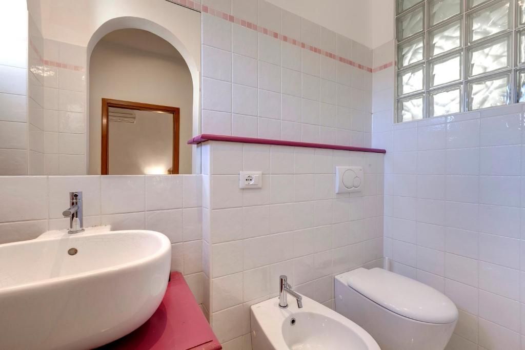 A bathroom at Pisana Apartment by Mamo Florence