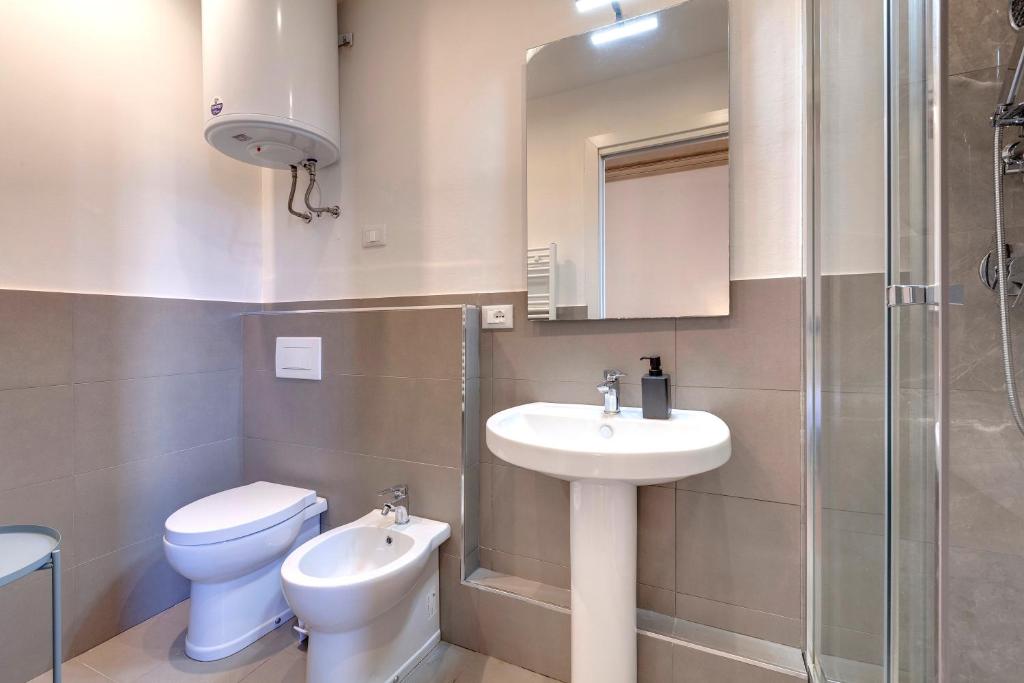 A bathroom at Pisana Apartment by Mamo Florence