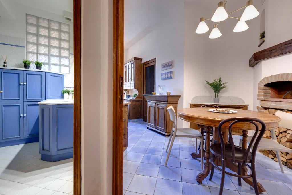 A kitchen or kitchenette at Pisana Apartment by Mamo Florence