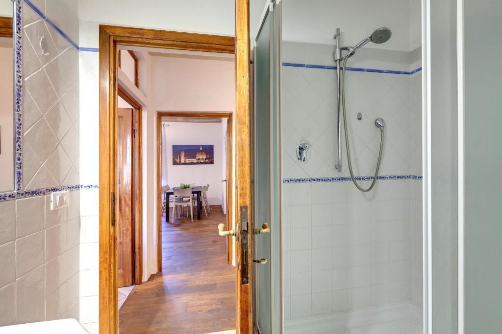 A bathroom at Pisana Apartment by Mamo Florence