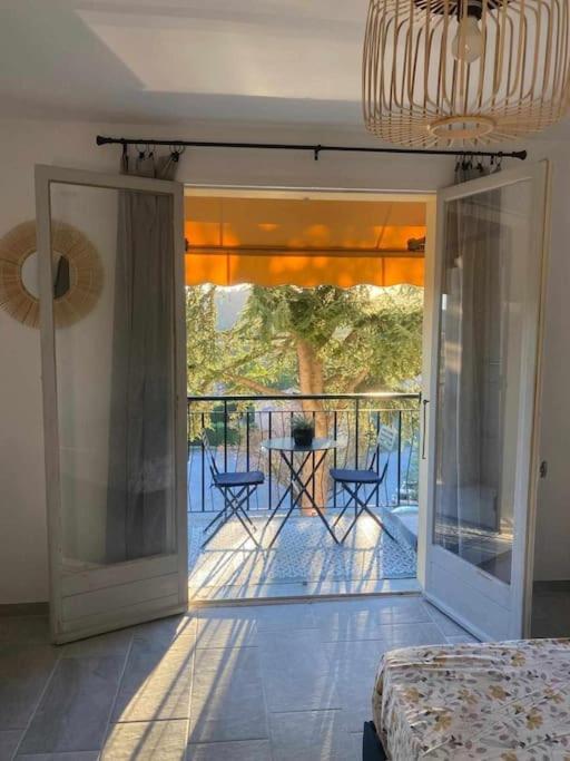 une chambre avec une porte coulissante en verre donnant sur un patio dans l'établissement Studio les fontaines, à Gréoux-les-Bains